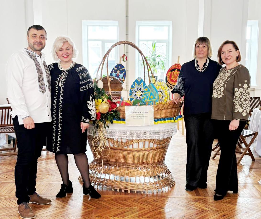  Керівники колективів із очільниками Управління культури ТМР.jpg